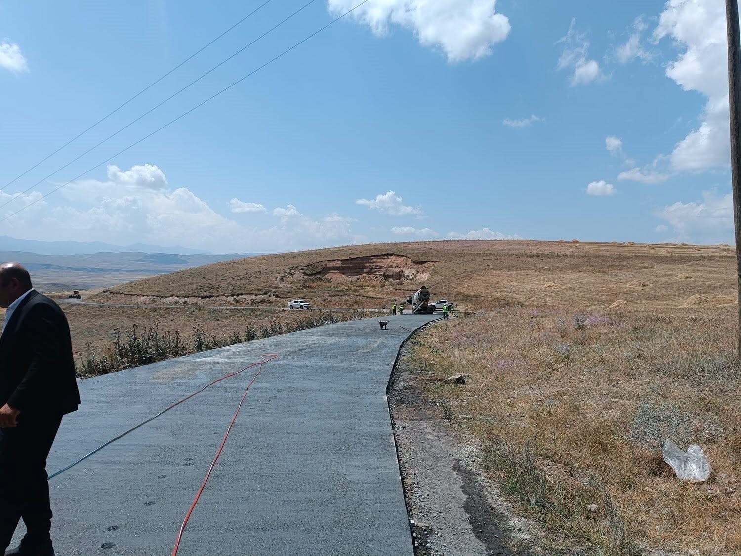 Sarıkamış&rsquo;ta beton yol &ccedil;alışmaları yerinde incelendi