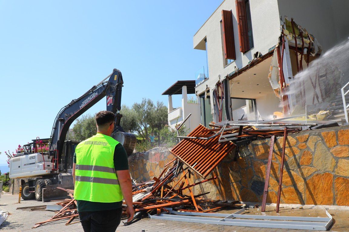Bodrum&rsquo;da ka&ccedil;ak yapılarda yıkım &ccedil;alışmaları s&uuml;r&uuml;yor