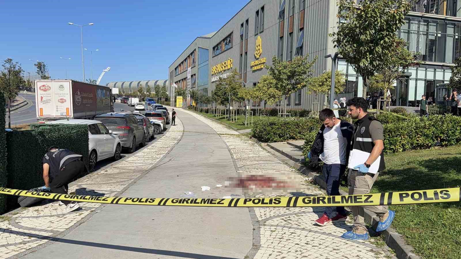 Başakşehir&rsquo;de alacak verecek kavgasında kan aktı: 2 yaralı