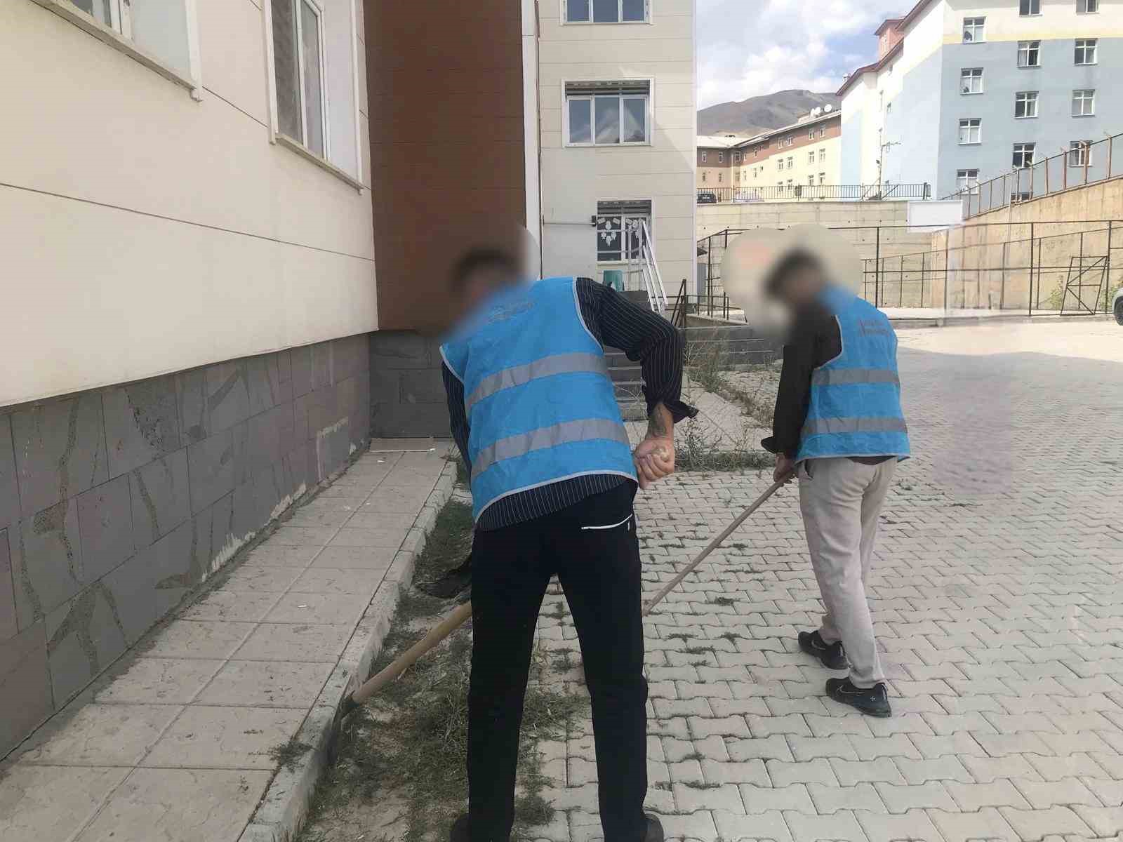 Hakkari&rsquo;de denetimli serbestlik y&uuml;k&uuml;ml&uuml;leri camileri ve okulları temizledi