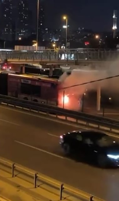 Kağıthane&rsquo;de metrob&uuml;s alevlere teslim oldu, yolcular tahliye edildi