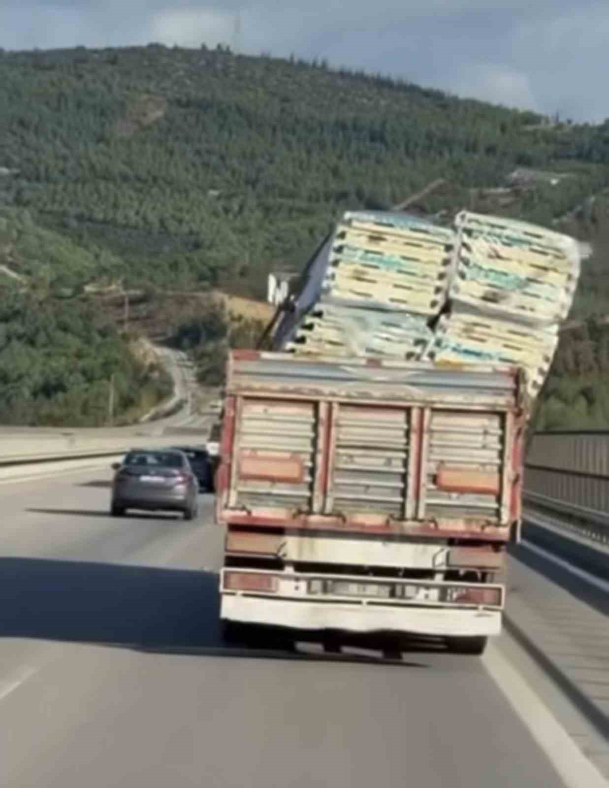 Bursa&rsquo;da tehlikeli taşımacılık kamerada