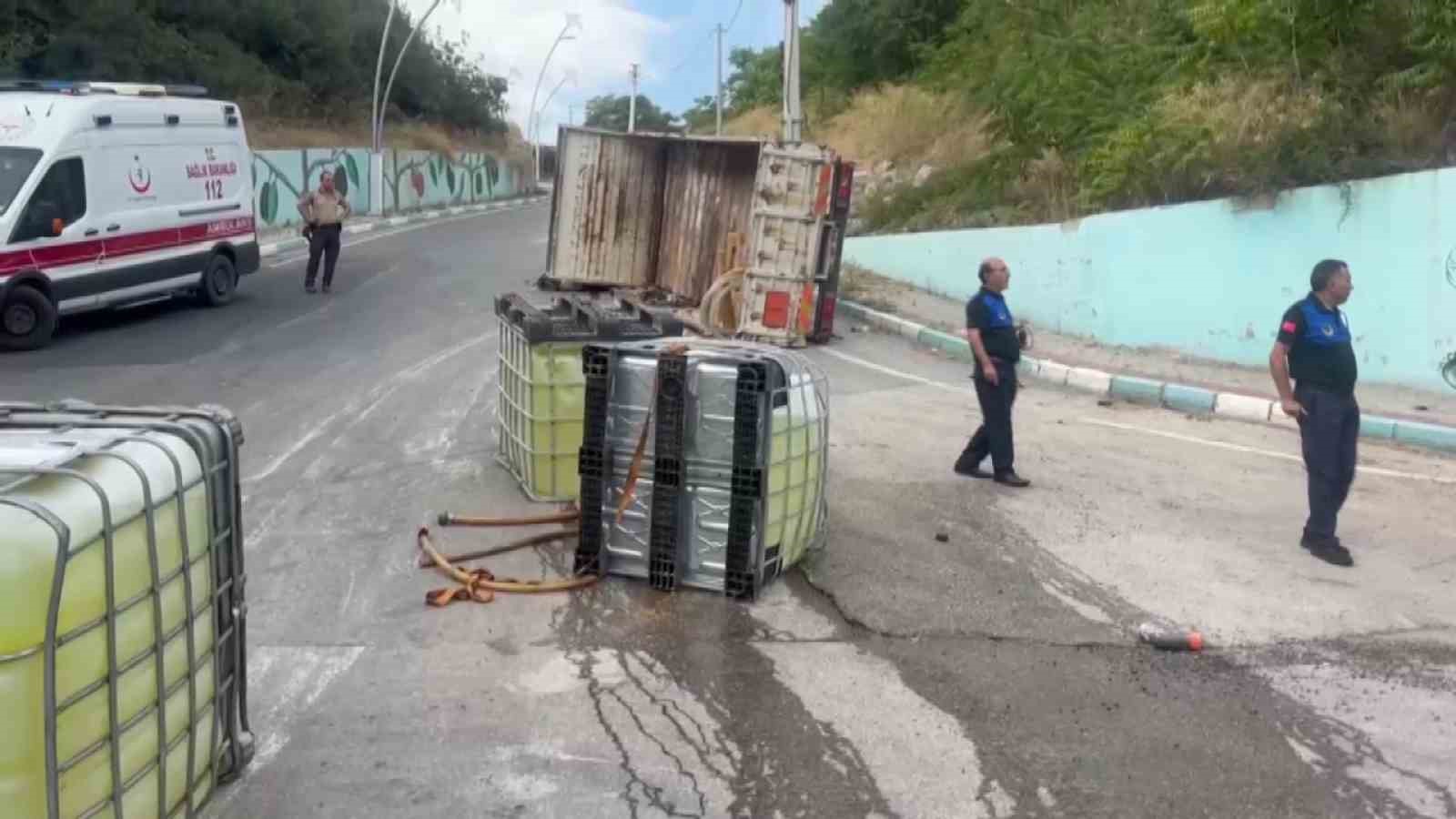&Ccedil;amaşır suyu tanklarını taşıyan kamyon devrildi: 1 yaralı