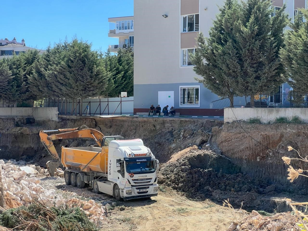 Okulun yanındaki inşaat, bah&ccedil;esinin &ccedil;&ouml;kmesine sebep oldu