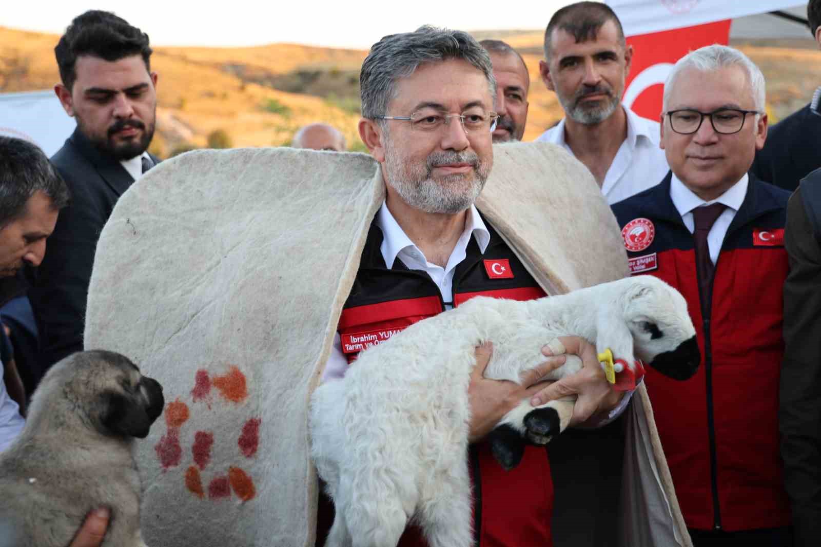 Bakan Yumaklı: "D&uuml;nyada arıcılıkta 2. sıradayız"