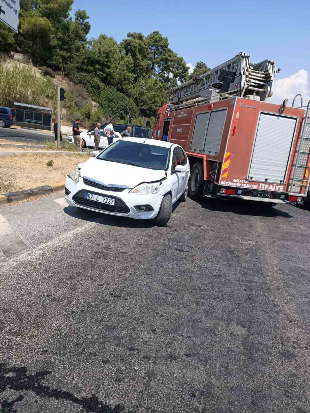 Manavgat&rsquo;ta iki otomobil &ccedil;arpıştı: 1 yaralı