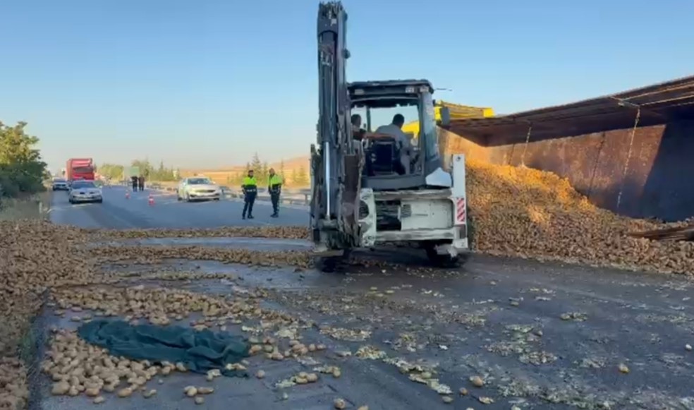 Patates y&uuml;kl&uuml; tır devrildi: 30 ton patates ziyan oldu