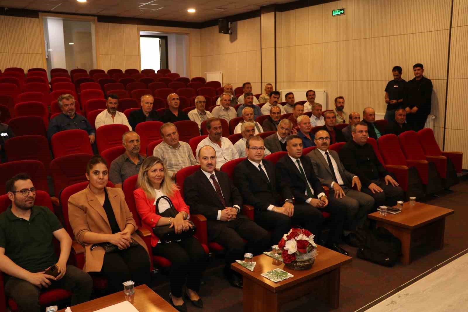 PTT hizmetleri Oltu&rsquo;da tanıtıldı: Muhtar ve esnaflara bilgilendirme toplantısı d&uuml;zenlendi
