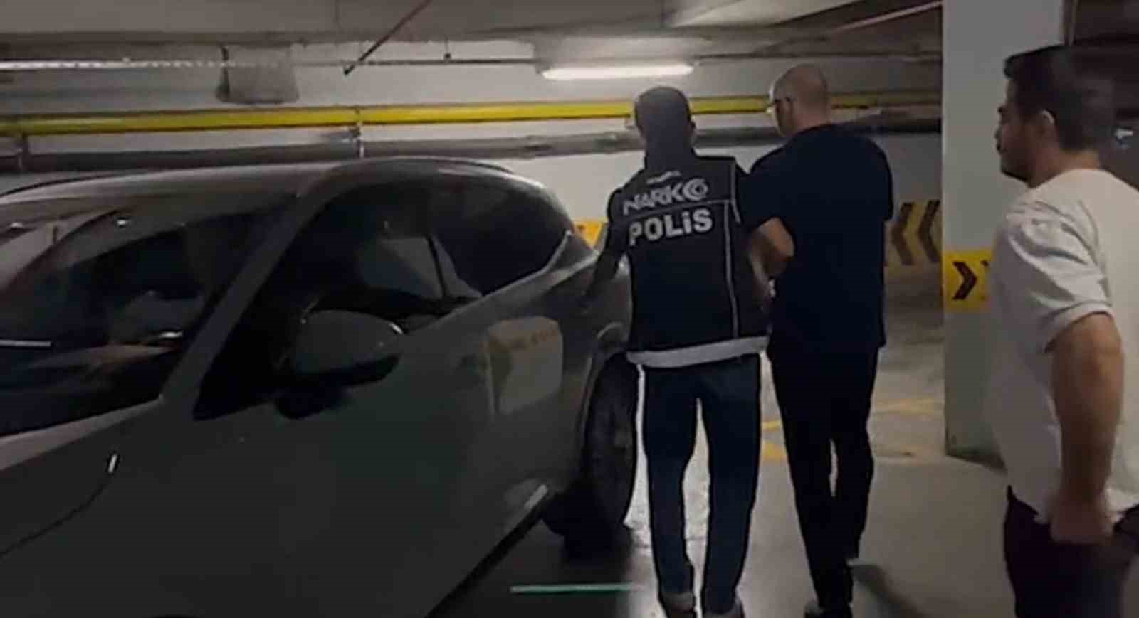 Bel&ccedil;ika merkezli su&ccedil; &ouml;rg&uuml;t&uuml;ne İzmir&rsquo;de operasyon: 24 g&ouml;zaltı