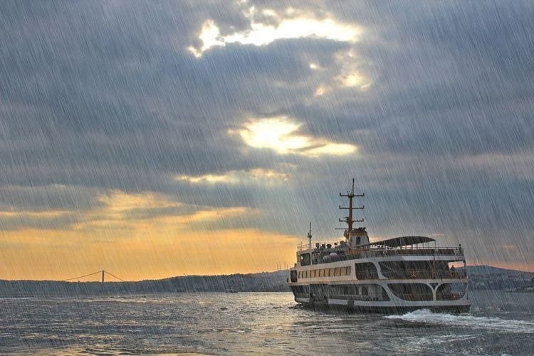 İstanbul i&ccedil;in kuvvetli yağış ve fırtına uyarısı