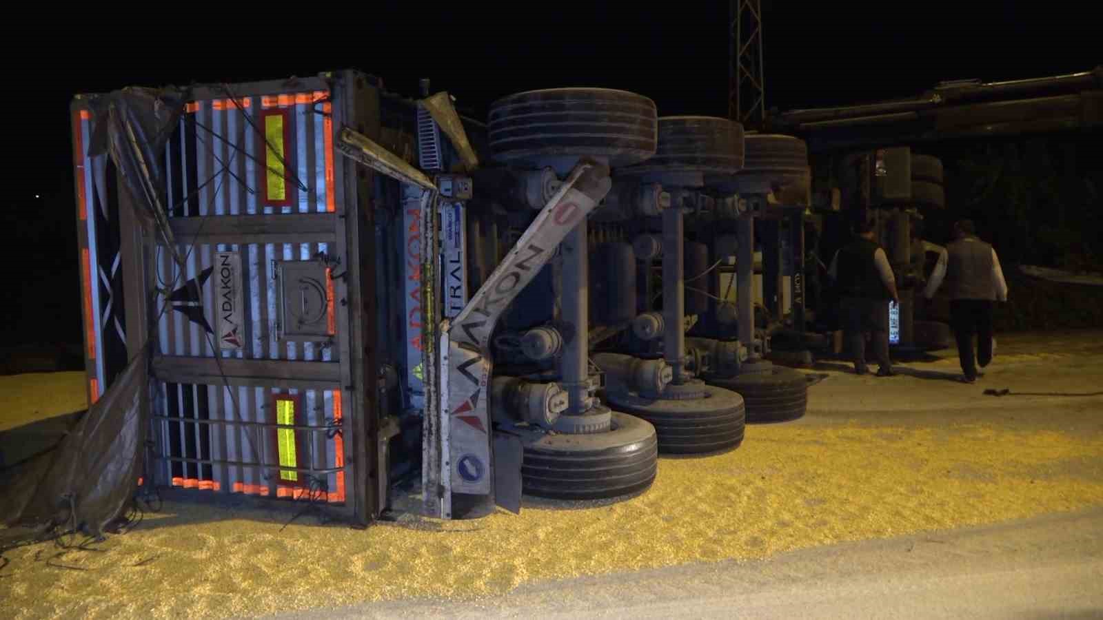 Su şişesi kazaya neden oldu: Tır devrildi, 25 ton mısır yola sa&ccedil;ıldı