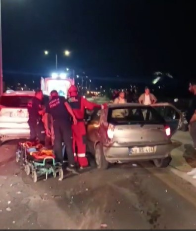 Trafik kazasında yaralanan s&uuml;r&uuml;c&uuml;, kızı ve torununu g&ouml;rmeden hastaneye gitmek istemedi