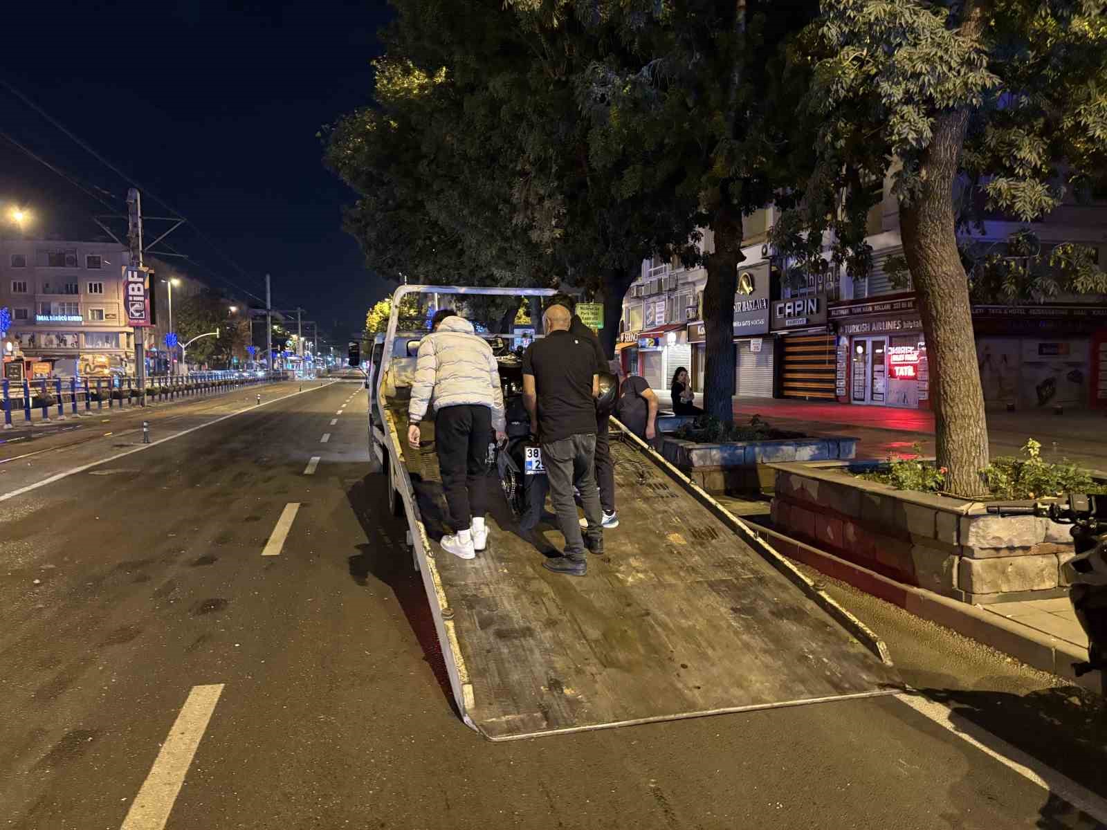 Kayseri&rsquo;de motosiklet yolun karşısına ge&ccedil;meye &ccedil;alışan &ccedil;ocuğa &ccedil;arptı: 2&rsquo;si ağır, 3 yaralı