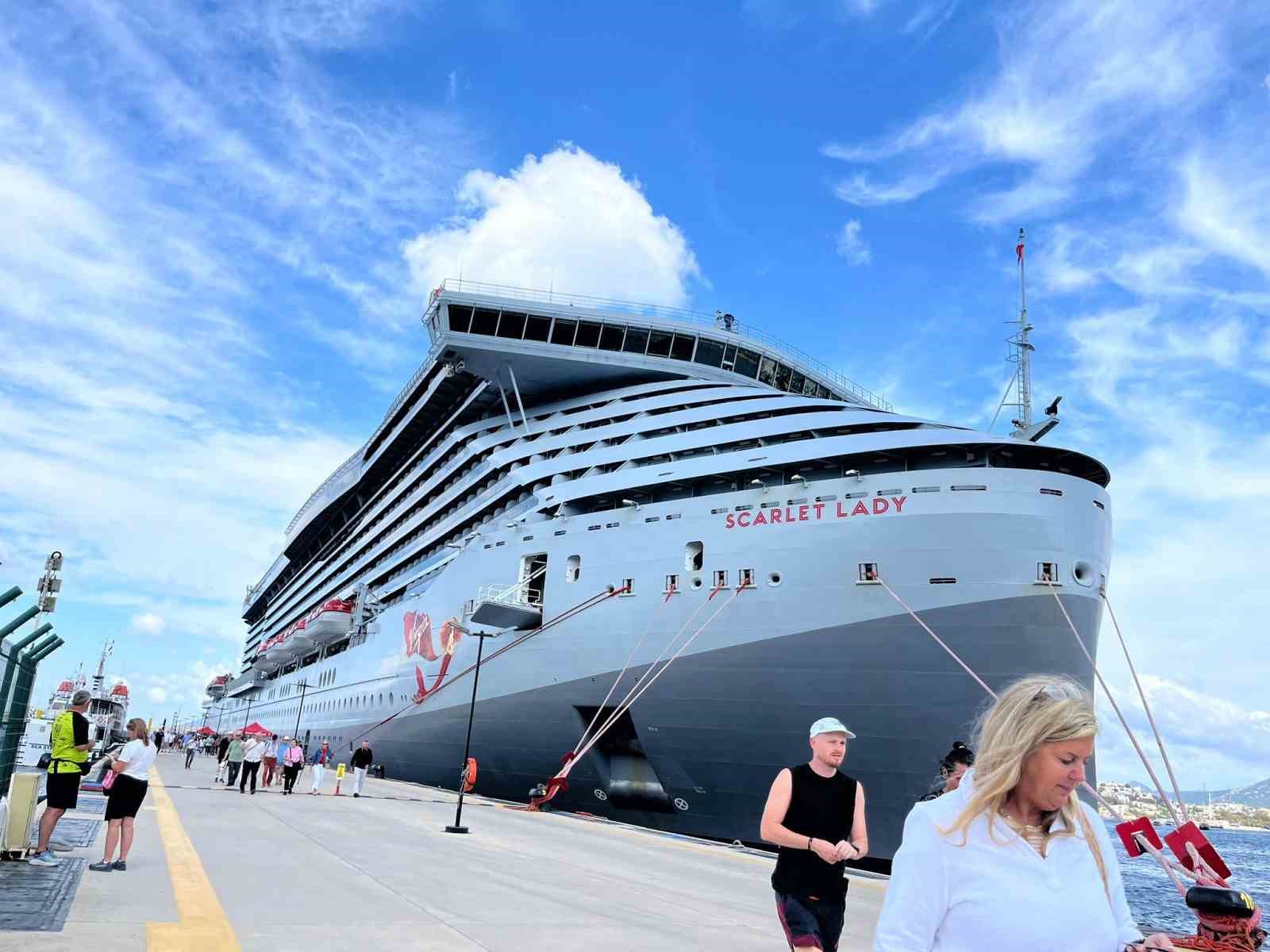 Dev kruvaziyer gemiler, 2 bin 636 turistle Bodrum&rsquo;a geldi