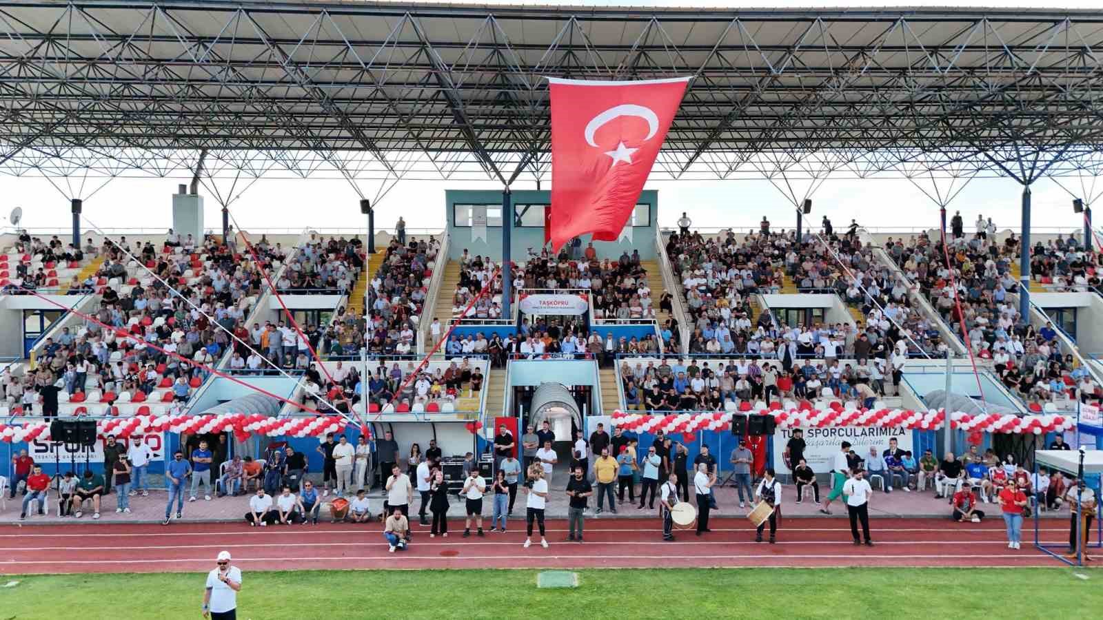 Taşk&ouml;pr&uuml;&rsquo;de başpehlivan ve karakucak g&uuml;reşleri nefes kesti