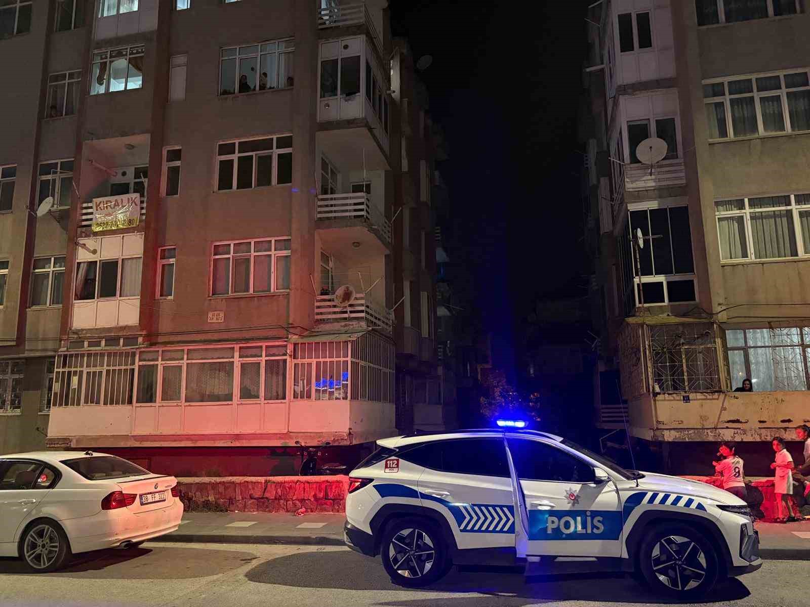 Evinde bı&ccedil;akla kendine zarar veren şahsın hayatını polisin telefon detayı kurtardı