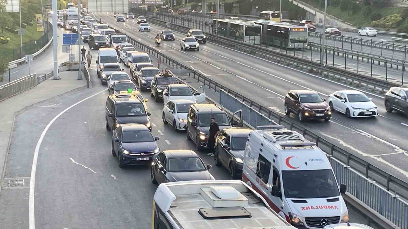 Beyoğlu&rsquo;nda arızalanan tanker E5&rsquo;te trafiği kilitledi