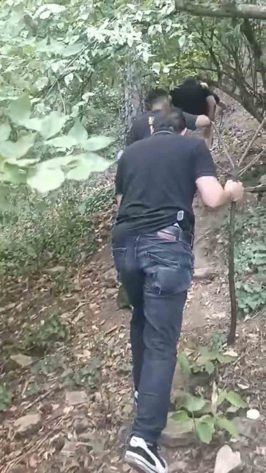 Sahte bankacı ormana ka&ccedil;tı, polis ormanda yakaladı