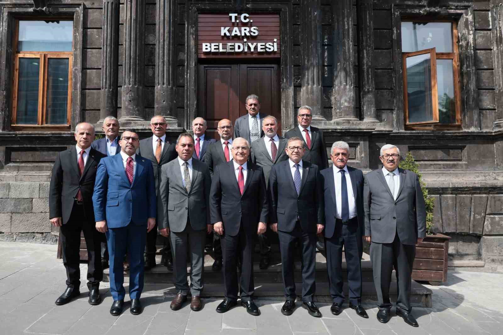 Bakan G&uuml;ler, Kars Valiliğini ve Belediyesini ziyaret etti