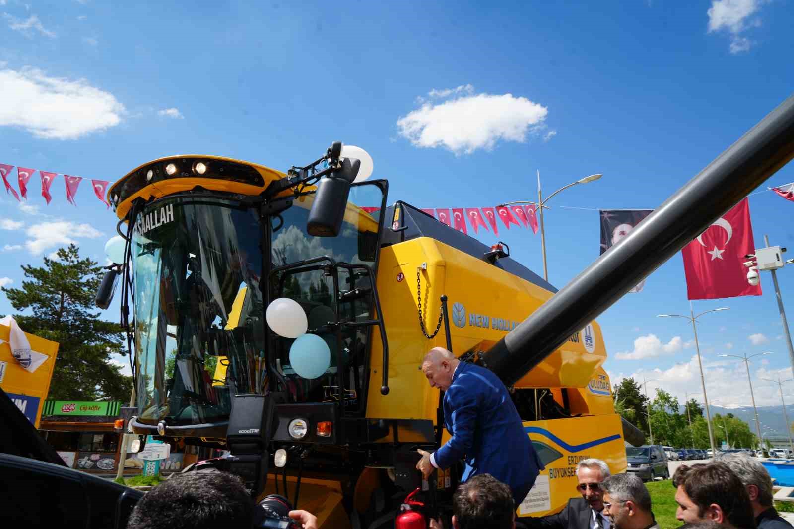 Erzurum’da bir ilk: Tarım makineleri parkına 2 biçerdöver, 4 römork eklendi