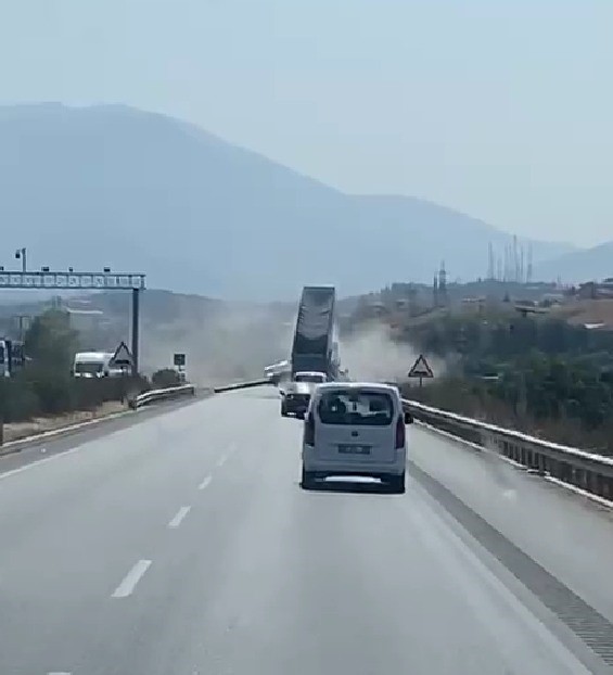Tırın a&ccedil;ık unutulan tırı dorsesi, EDS levhasını yerinden s&ouml;kt&uuml;
