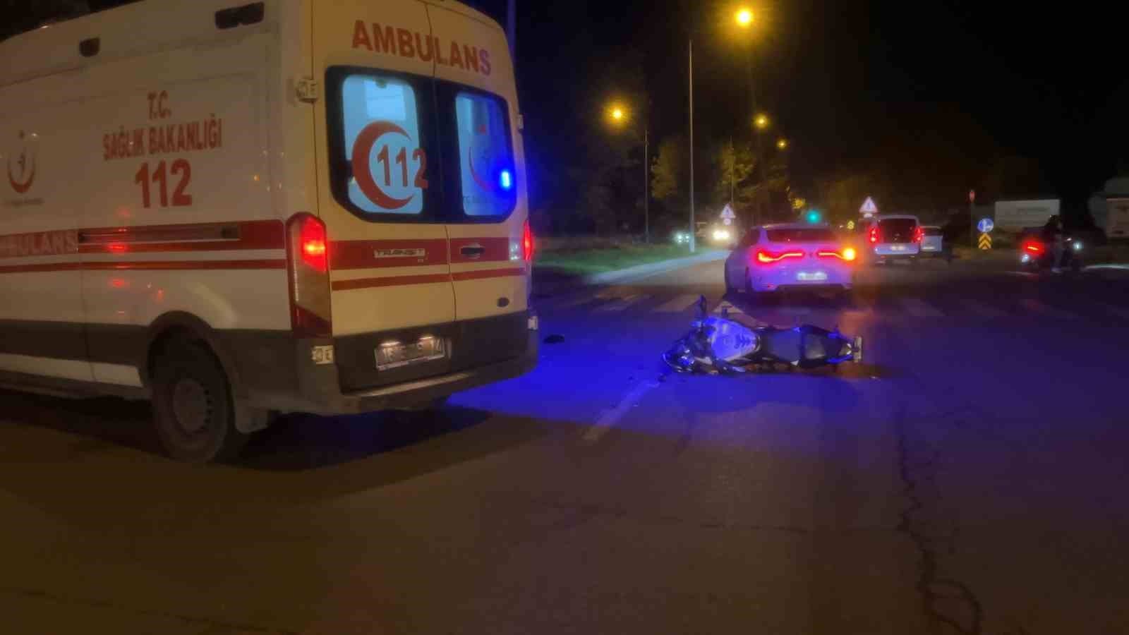 Bursa&rsquo;da kavşakta motosiklet kazası: 18 yaşındaki aday s&uuml;r&uuml;c&uuml; ağır yaralandı