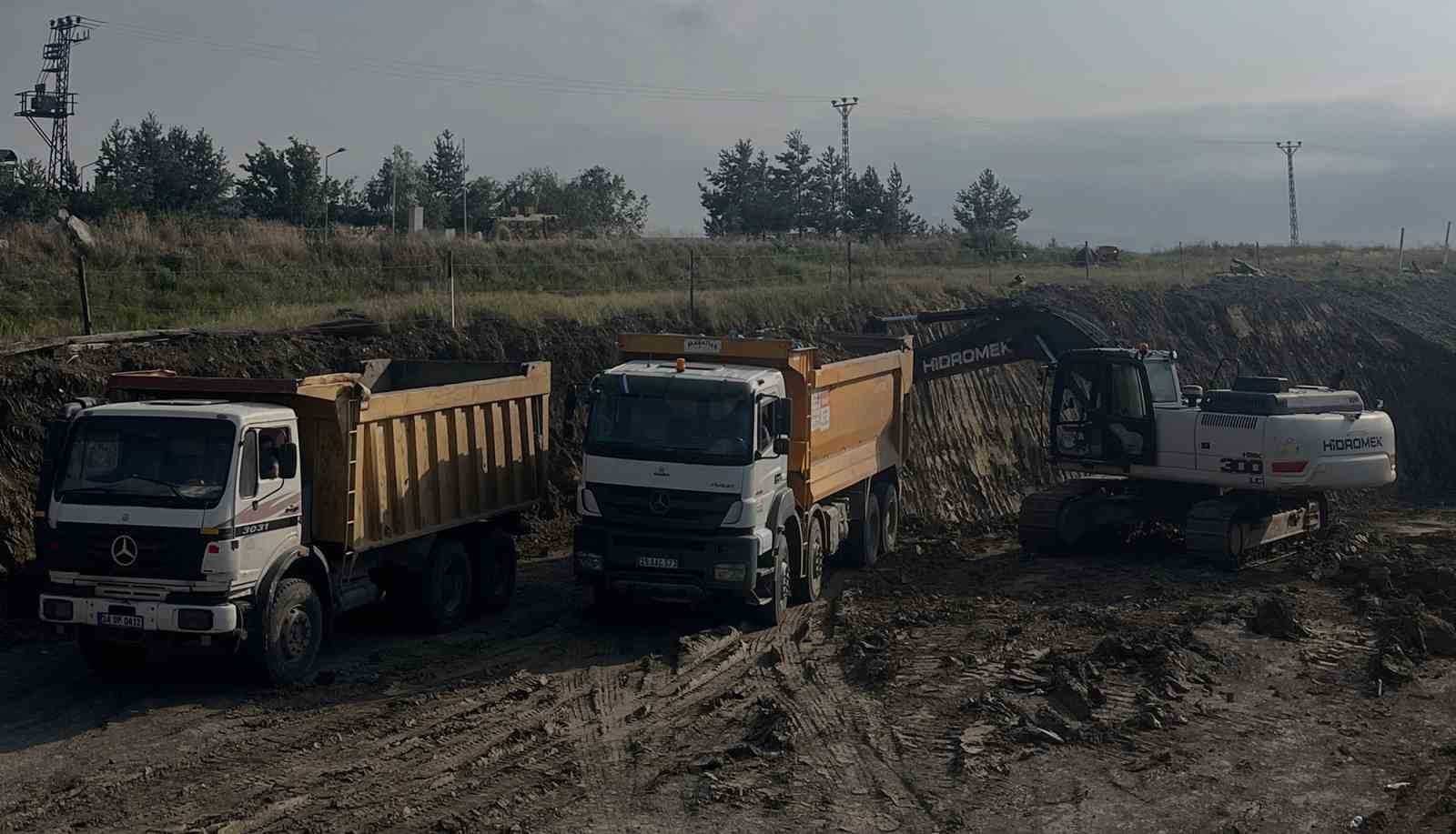 Akyaka Kaymakamı Demirtaş, Ermenistan sınırındaki demiryolu yenileme &ccedil;alışmalarını yerinde inceledi