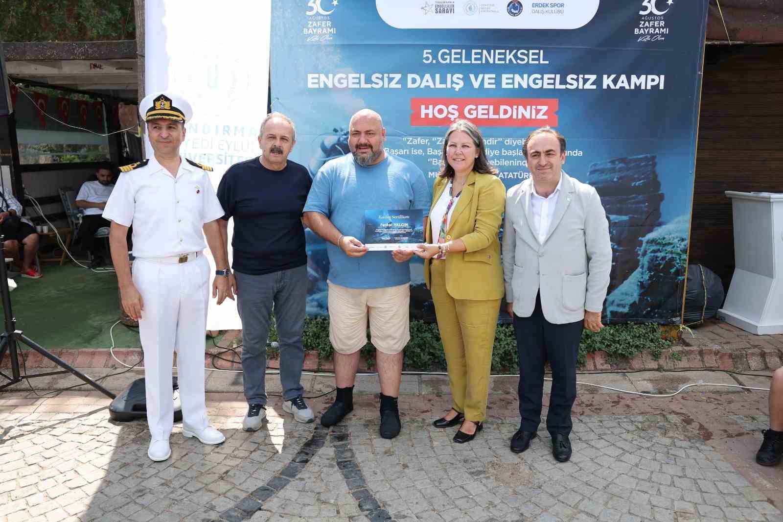 Engelli sporcular, 30 Ağustos Zafer Bayramı i&ccedil;in su altında T&uuml;rk bayrağı a&ccedil;tı