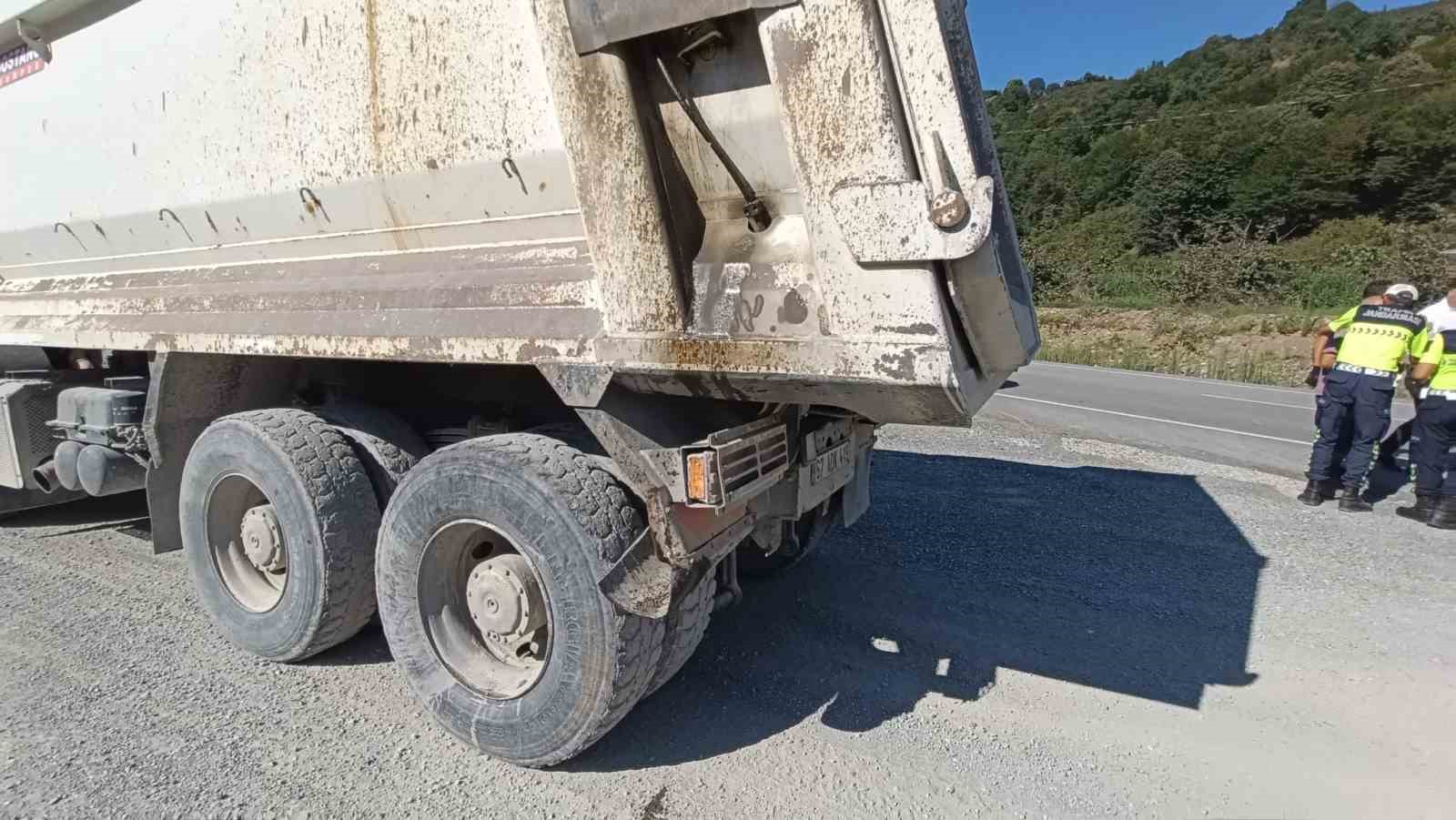 Yığılca yolunda otomobil kamyonete &ccedil;arptı: 1 yaralı