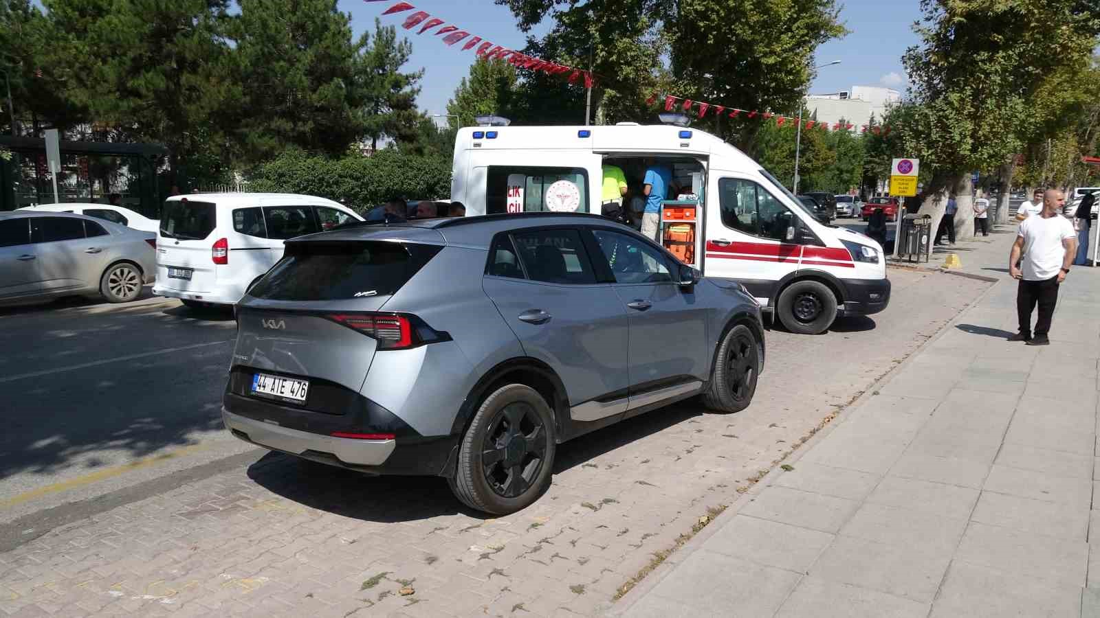 Malatya&rsquo;da otomobil ile motosiklet &ccedil;arpıştı: 1 yaralı