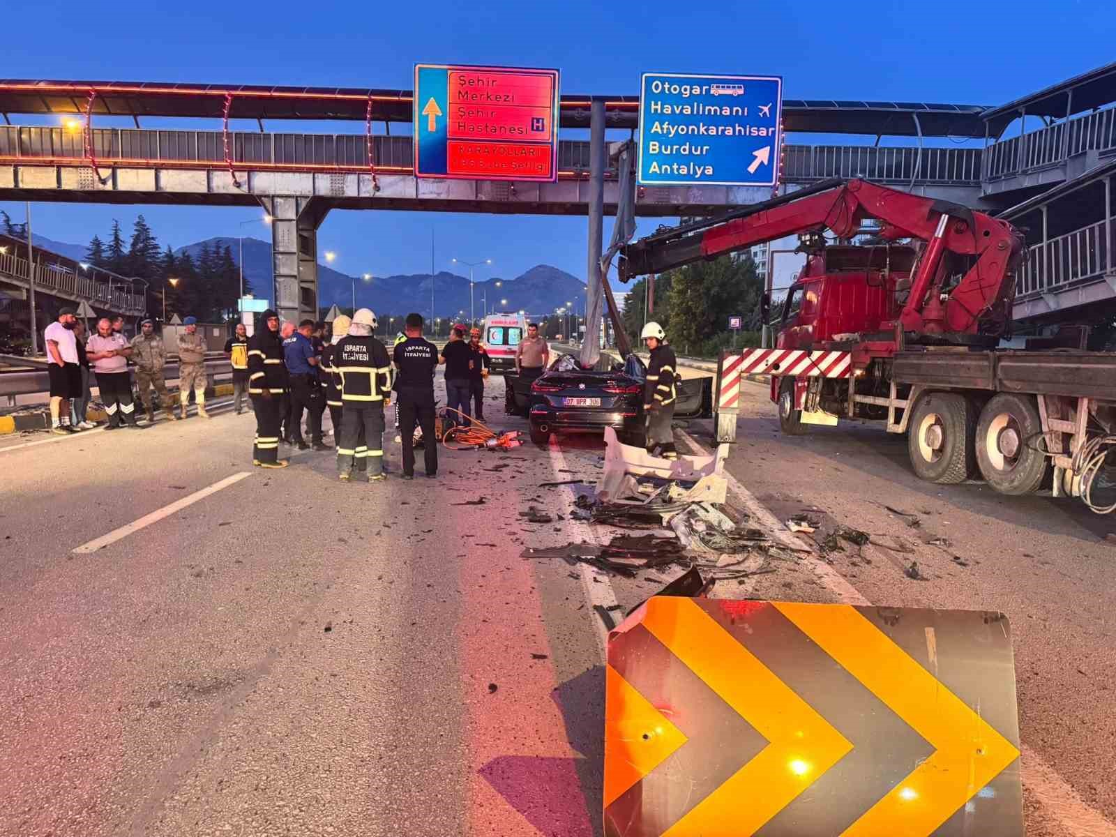 Isparta&rsquo;da feci kaza: Bariyerlere &ccedil;arpan otomobilin s&uuml;r&uuml;c&uuml;s&uuml; hayatını kaybetti
