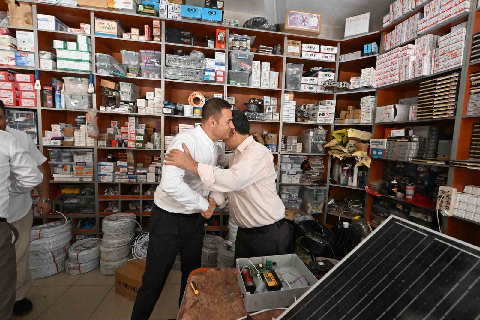 Akın, depremin yıl d&ouml;n&uuml;m&uuml;nde Sındırgı&rsquo;yı unutmadı