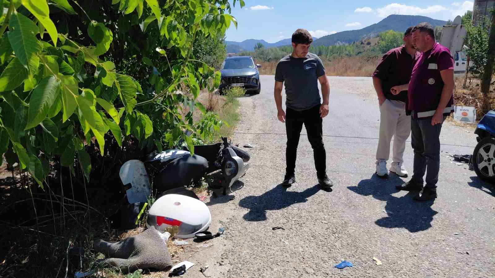 Bolu&rsquo;da otomobille &ccedil;arpışan motosikletin s&uuml;r&uuml;c&uuml;s&uuml; yaralandı