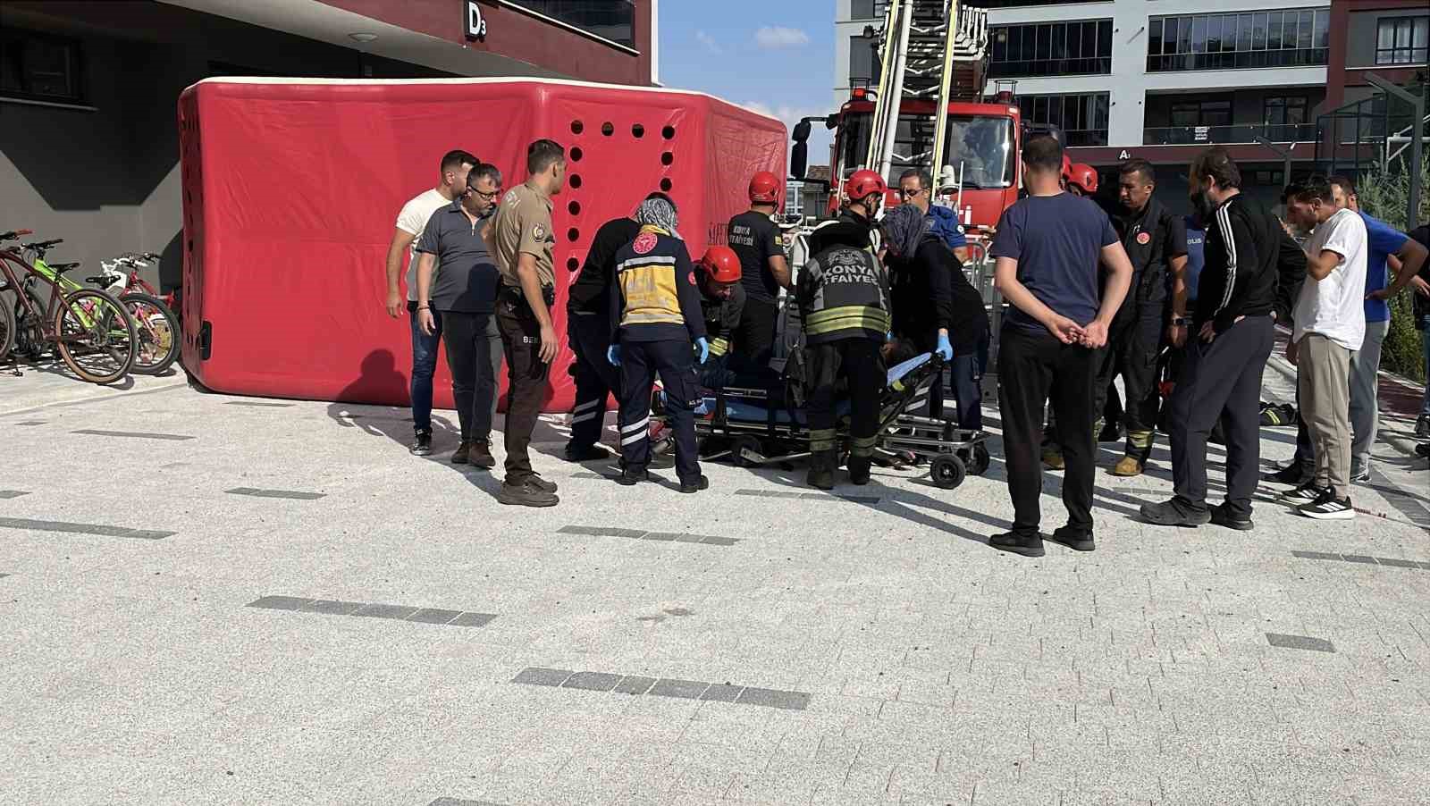 Alkoll&uuml; olarak intihara teşebb&uuml;s eden şahıs sızınca 10. kattan itfaiye merdiveniyle indirildi