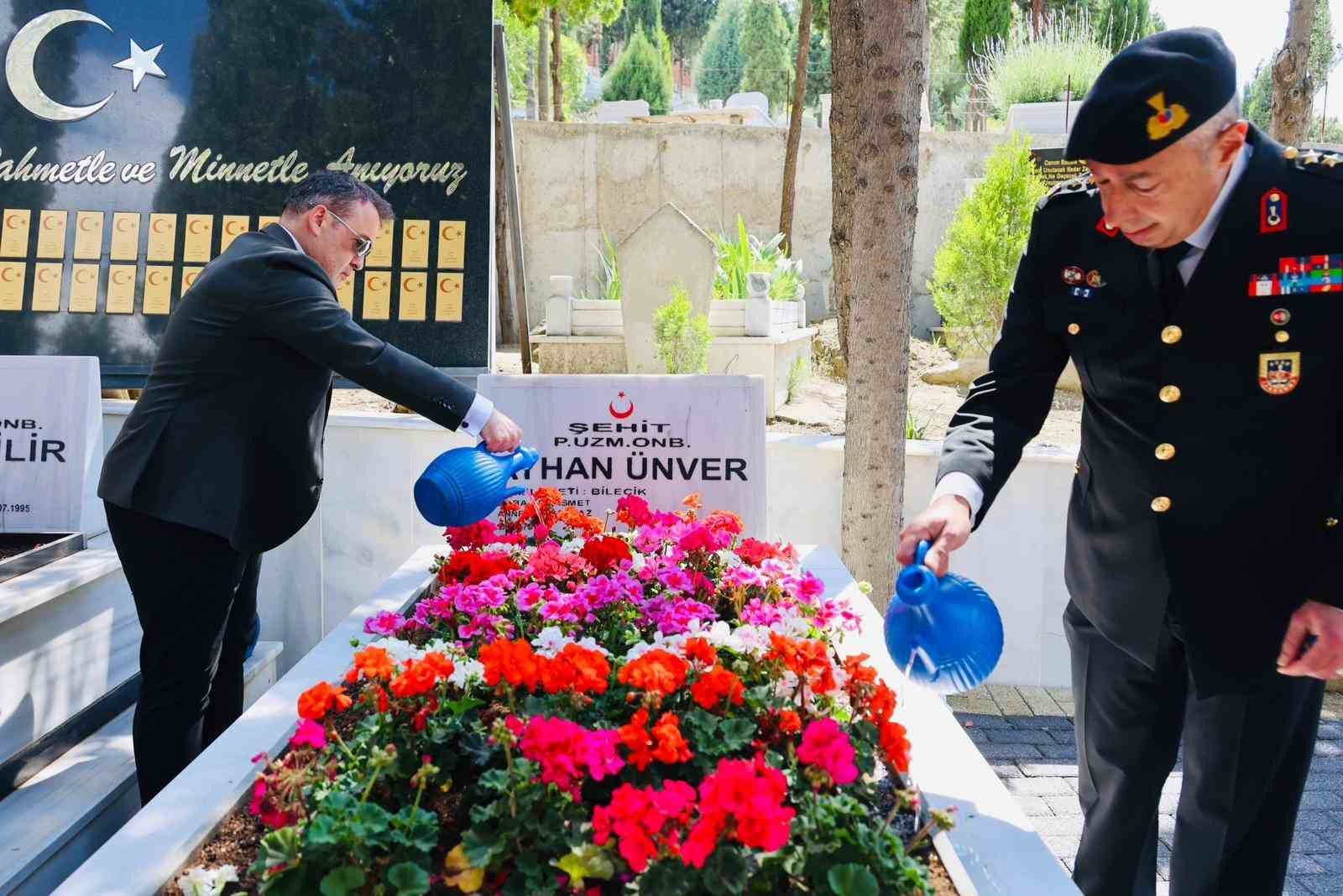 Vali Sözer’den bayramda şehitlik ziyareti