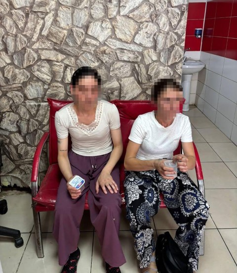 Adana’da hırsızlık şüphelisi kadın yakalanınca sara nöbeti numarası yaptı