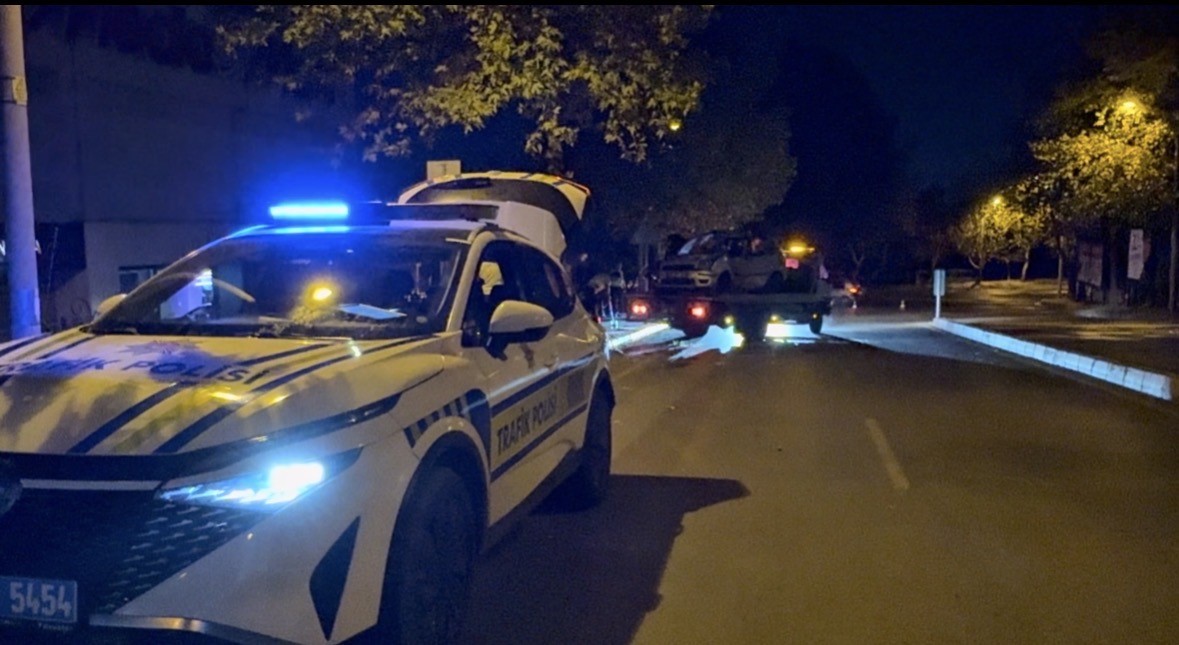 Kontrolden &ccedil;ıkan otomobil ağaca &ccedil;arparak durabildi: 1 yaralı