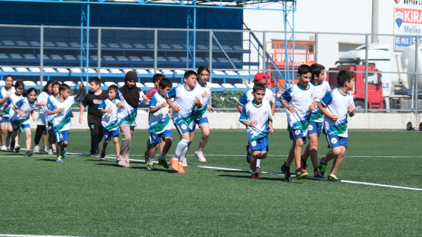 Kartepe&rsquo;de 3 bin 700 &ouml;ğrenci sporla buluştu