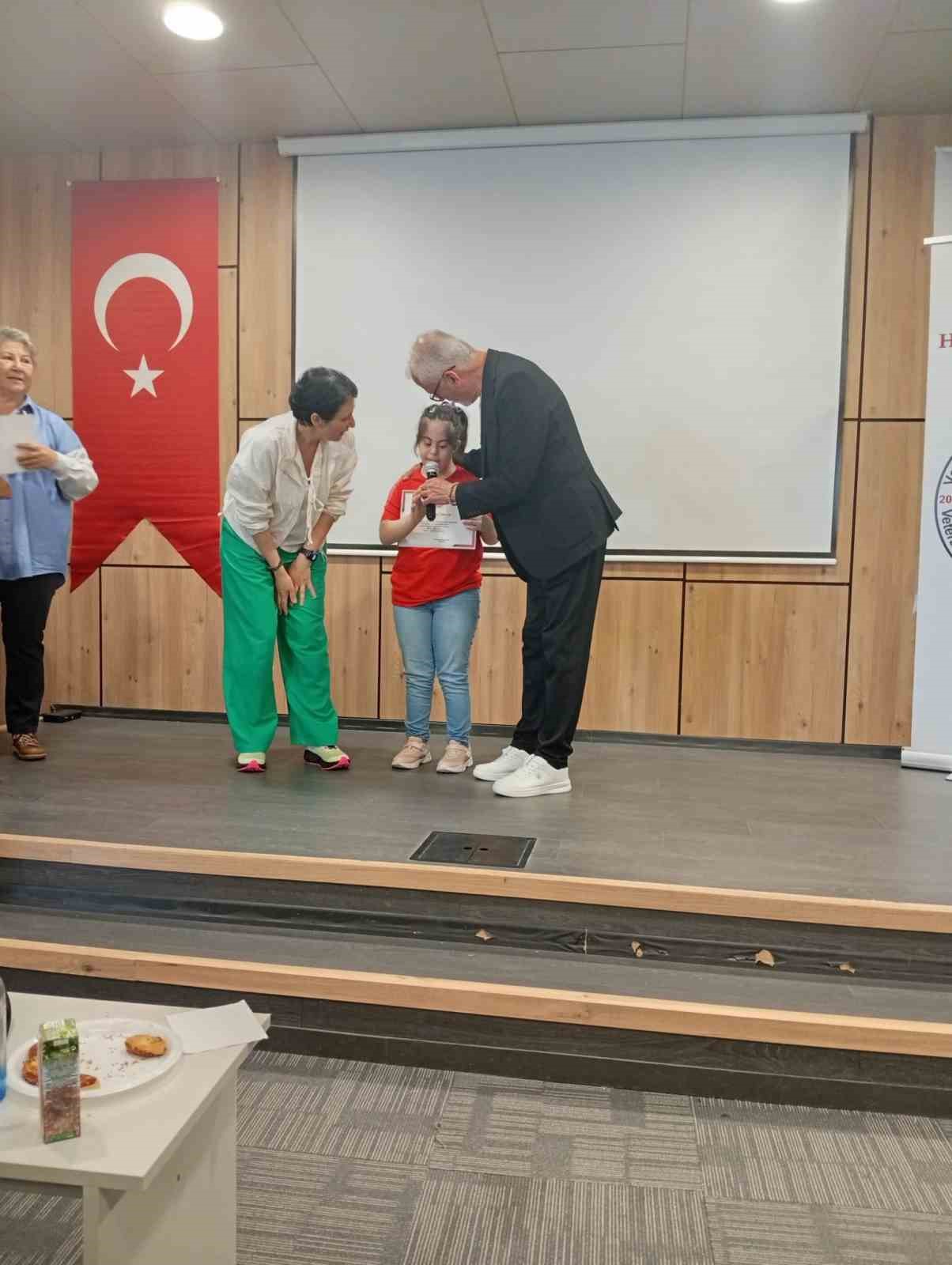 T&uuml;rkiye Down Sendromu Derneği ve Veteran Hentbolcular Derneği&rsquo;nden anlamlı sertifika t&ouml;reni