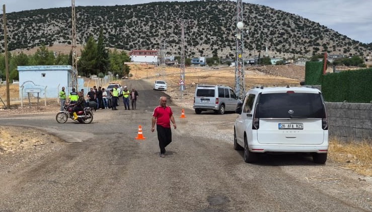 Gaziantep&rsquo;te hafif ticari ara&ccedil; ile kamyonet &ccedil;arpıştı: 5 yaralı