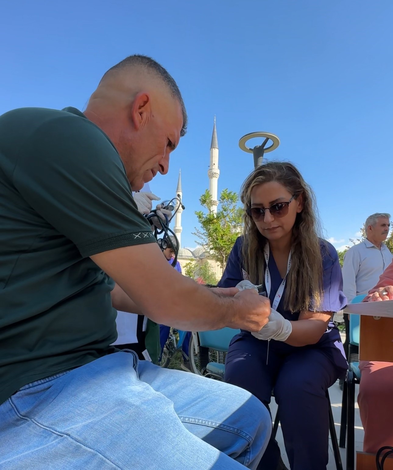 Y&uuml;ksekova&rsquo;da parkta sağlık molası: Vatandaşlar tansiyon ve şeker &ouml;l&ccedil;&uuml;m&uuml; i&ccedil;in akın etti