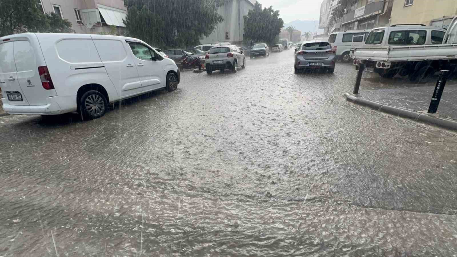 Marmaris&rsquo;te sağanak yağış hayatı olumsuz etkiledi
