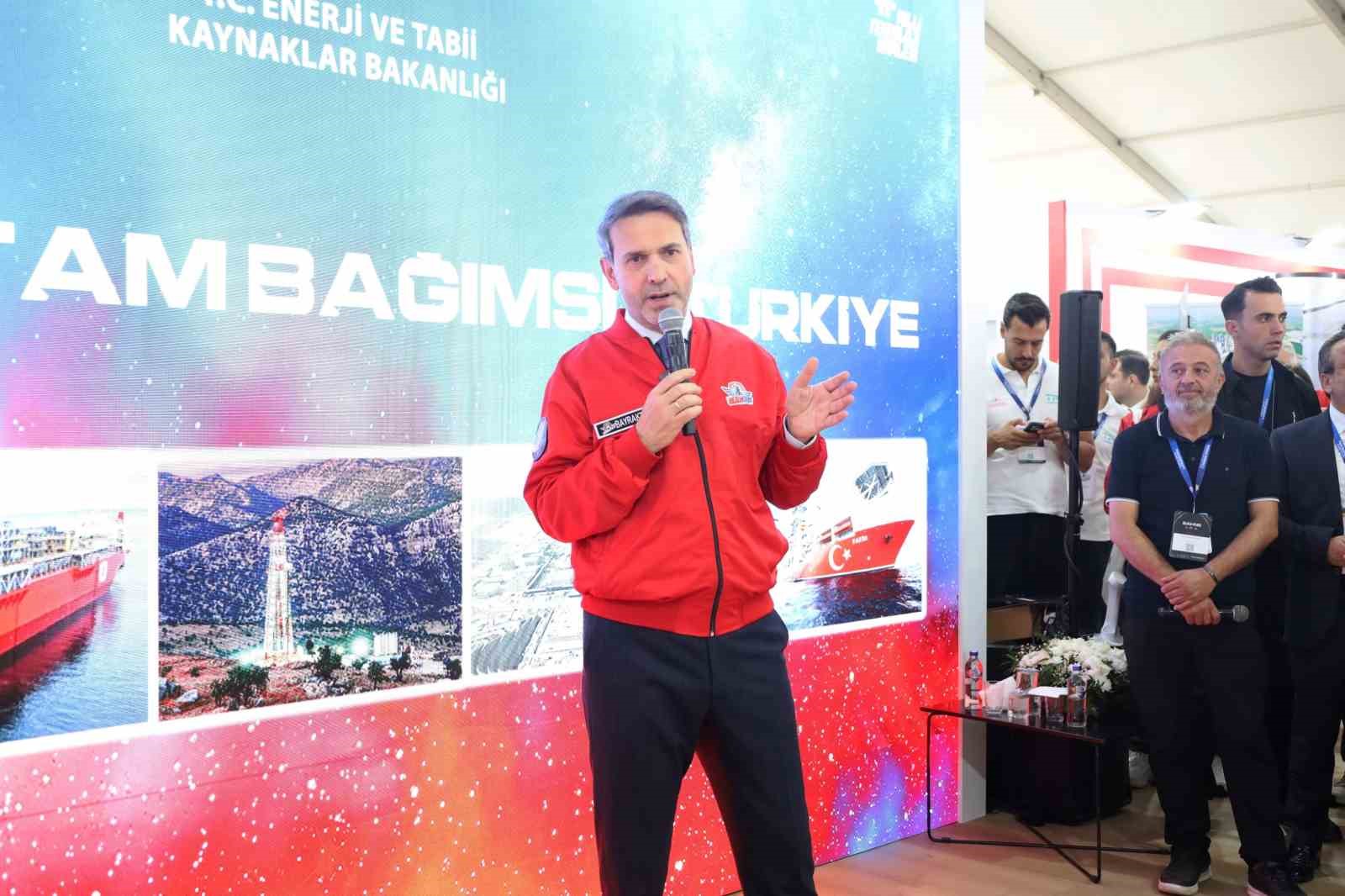 Bakan Bayraktar: "İlk reakt&ouml;rde &ouml;n&uuml;m&uuml;zdeki birka&ccedil; ay i&ccedil;erisinde ilk elektriği &uuml;retmeyi hedefliyoruz"