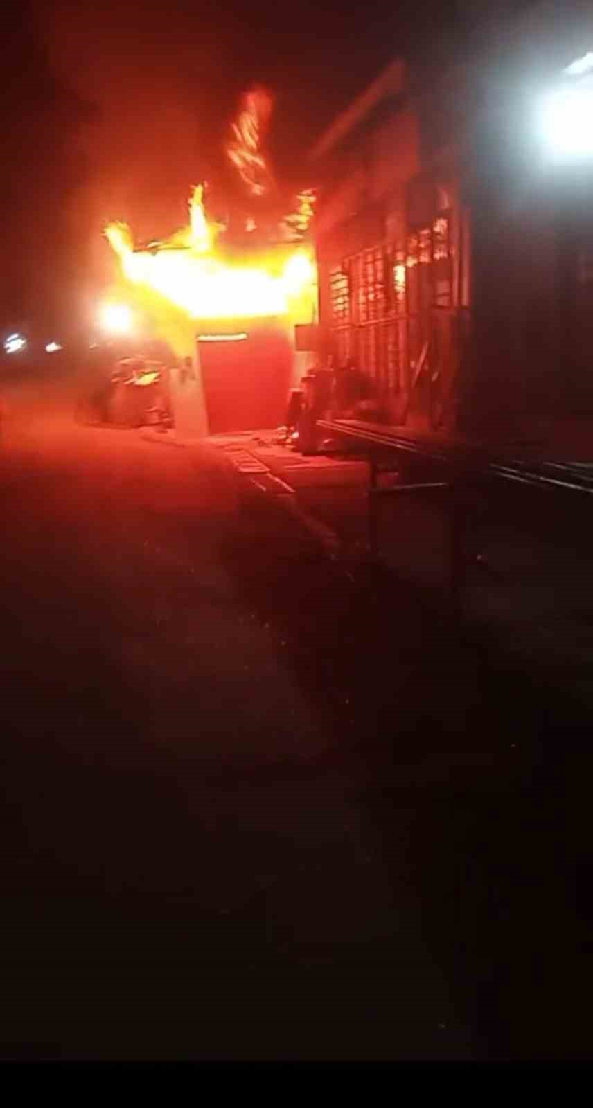 Mobilya at&ouml;lyesinde &ccedil;ıkan yangın s&ouml;nd&uuml;r&uuml;ld&uuml;