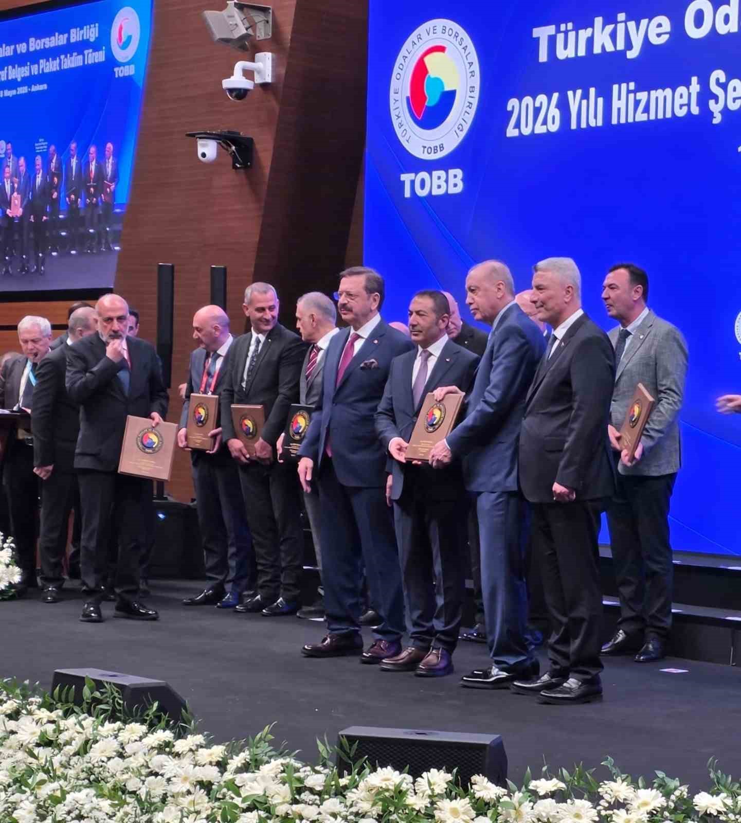 Cumhurbaşkanı Erdoğan&rsquo;dan DTO Başkanı Erdoğan&rsquo;a &lsquo;Hizmet Şeref&rsquo; plaketi