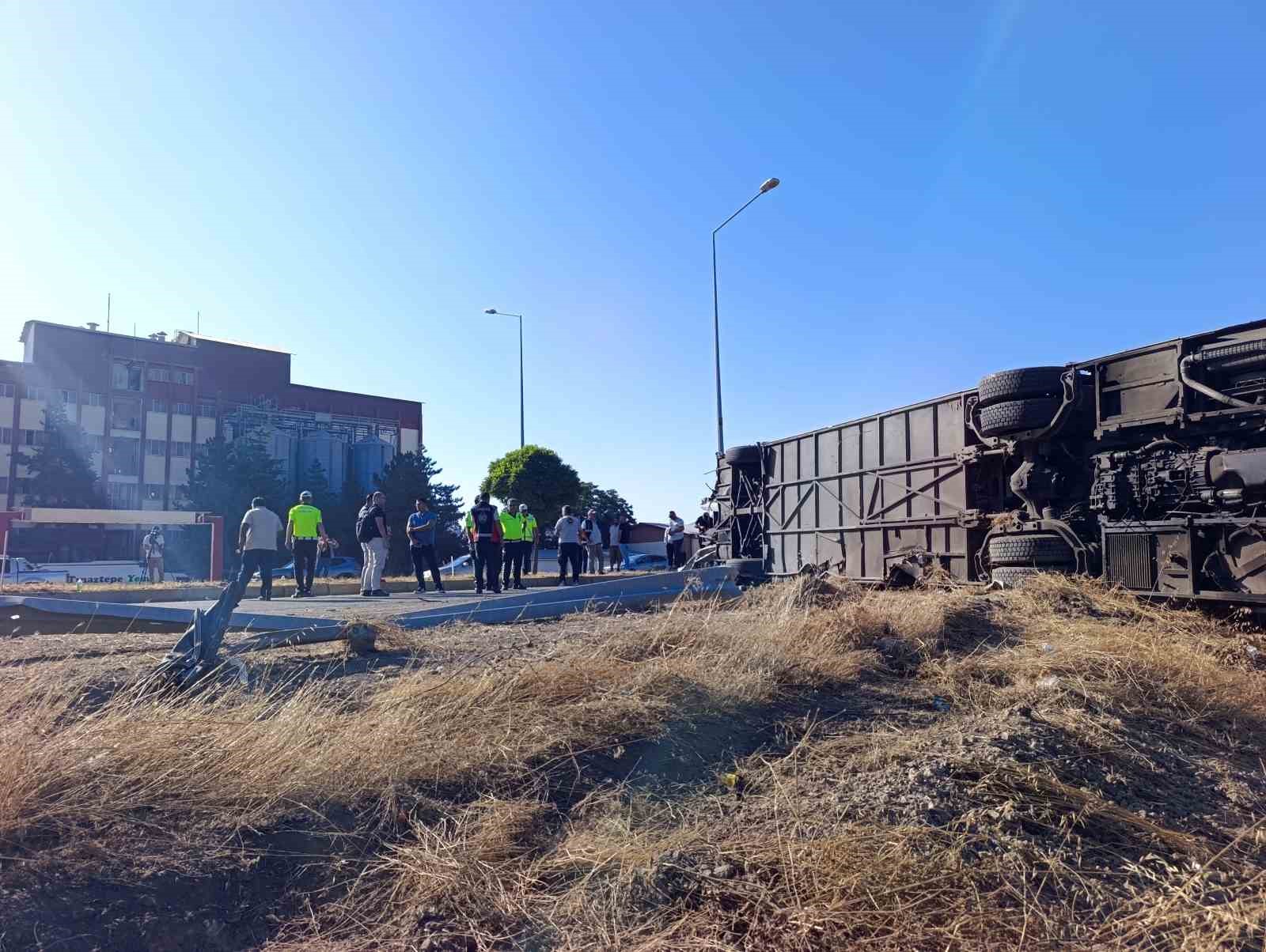 Devrilen otob&uuml;ste yaralanan 22 kişinin tedavileri devam ediyor