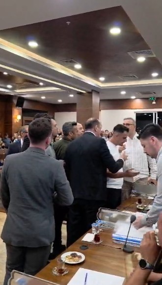 CHP&rsquo;den istifa eden Konyaaltı Belediye Başkanı Kotan&rsquo;ın katıldığı meclis toplantısında gerginlik yaşandı