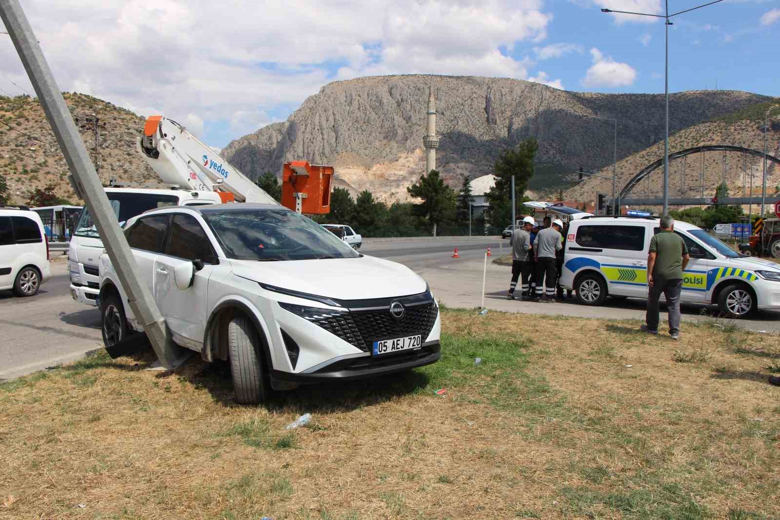 Amasya&rsquo;da yangına giden itfaiye aracı otomobile &ccedil;arptı