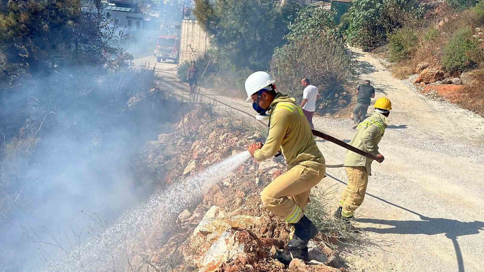 Alanya&rsquo;da &ccedil;alılık alanda &ccedil;ıkan yangın s&ouml;nd&uuml;r&uuml;ld&uuml;