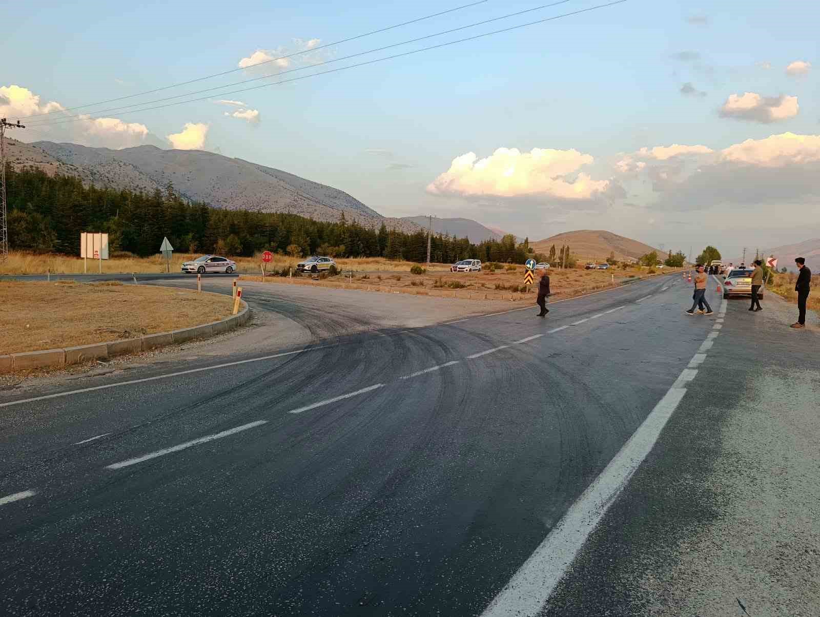 Malatya&rsquo;da otomobille &ccedil;arpışan motosiklet s&uuml;r&uuml;c&uuml;s&uuml; hayatını kaybetti
